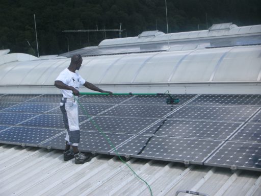 CleanTec Mitarbeiter bei der Photovoltaikreinigung eines Hauses im Kinzigtal