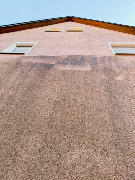 Professionelle Fassadenreinigung mit Hochdrucktechnik