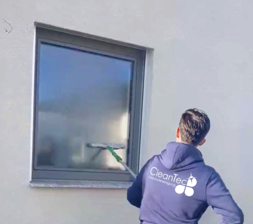 Mitarbeiter bei der professionellen Fensterreinigung