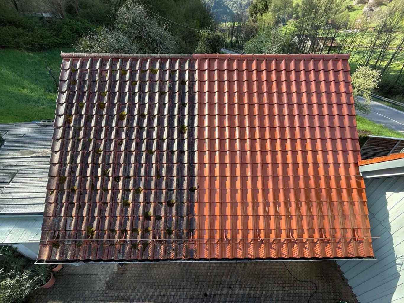 Dachreinigung mit sichtbarem Vorher-Nachher-Ergebnis