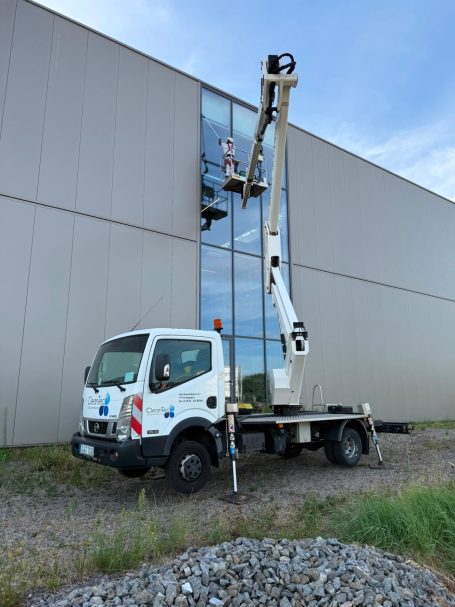 CleanTec Mitarbeiter bei der Fensterreinigung mit Hebebühne