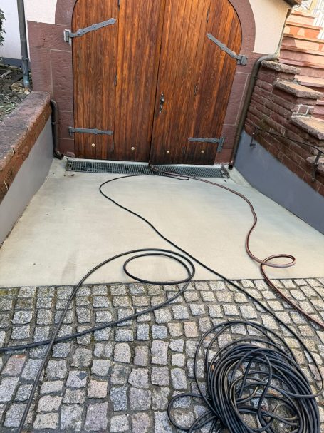 Verschmutzter Boden nach professioneller Reinigung