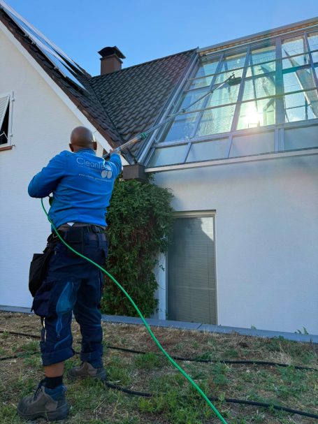 Mitarbeiter von CleanTec bei der professionellen Fensterreinigung