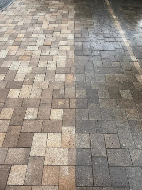 Verschmutzte Pflasterfläche vor der Reinigung