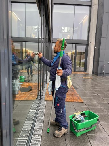 CleanTec Mitarbeiter bei der Fensterreinigung eines Hauses im Kinzigtal