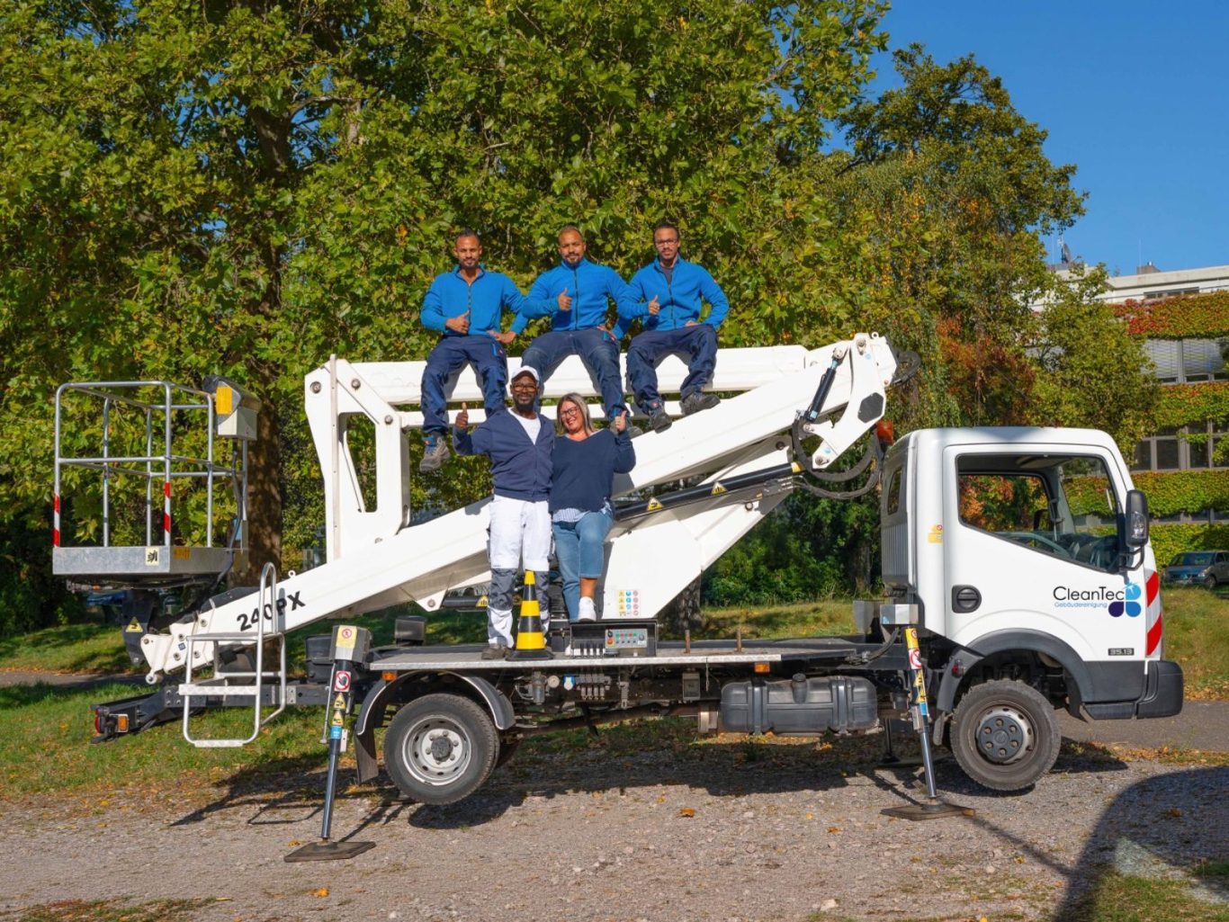 CleanTec Team mit LKW-Hebebühne für Gebäudereinigung
