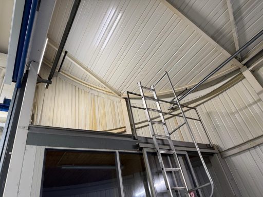 Halle Vorher Cleantec Gebäudereinigung