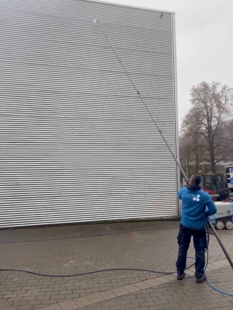 Mitarbeiter von CleanTec bei der professionellen Gebäudereinigung