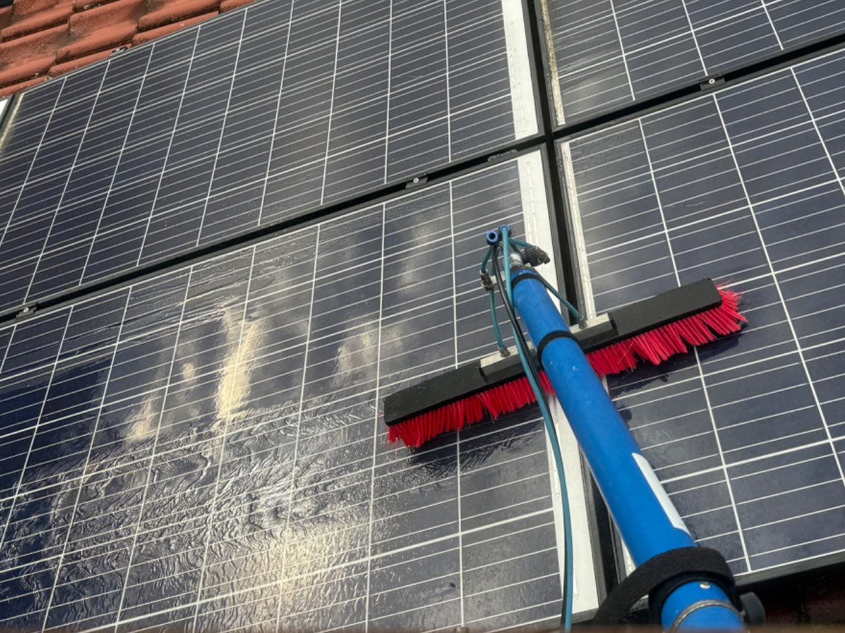 Professionelle Reinigung von Photovoltaikmodulen mit Reinigungsbürste