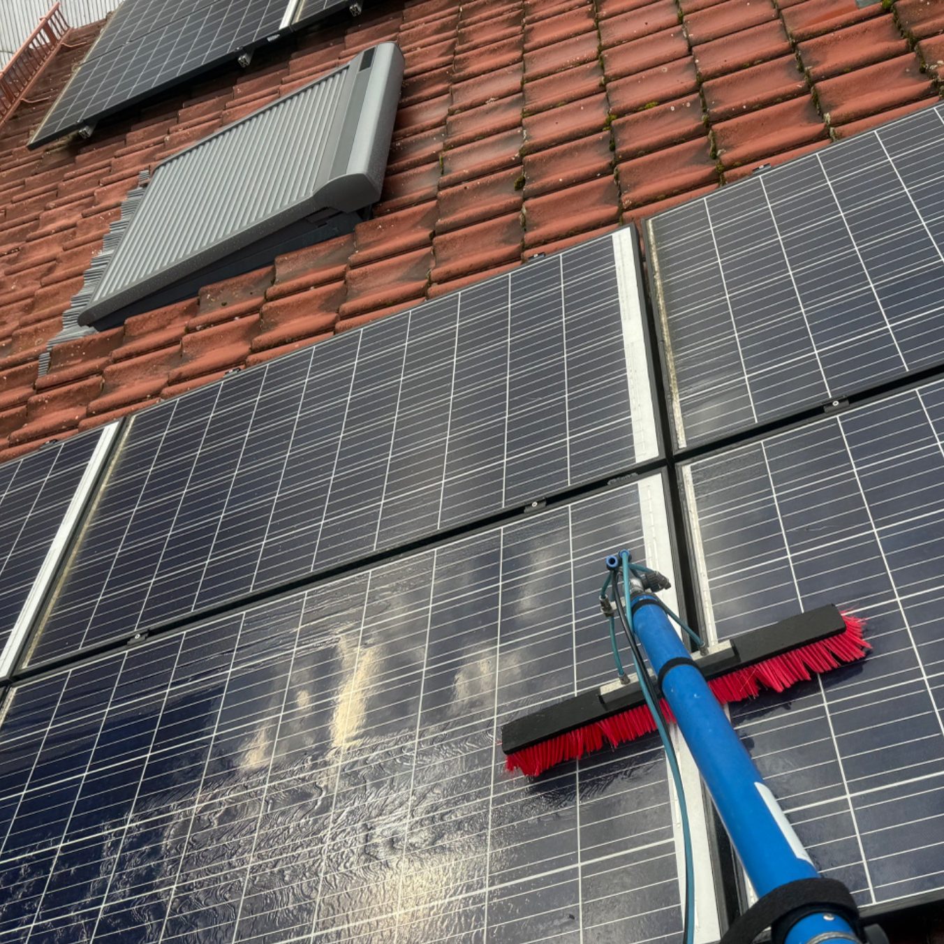 Photovoltaik- und Dachreinigung mit professioneller Reinigungstechnik