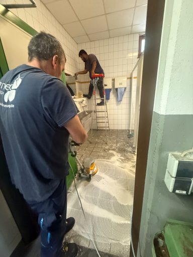 CleanTec Mitarbeiter bei der Bodenreinigung eines Hauses im Kinzigtal / Ortenau